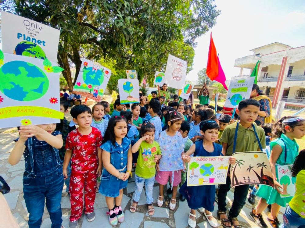 Rally on Earth Day by Kindergarten Students