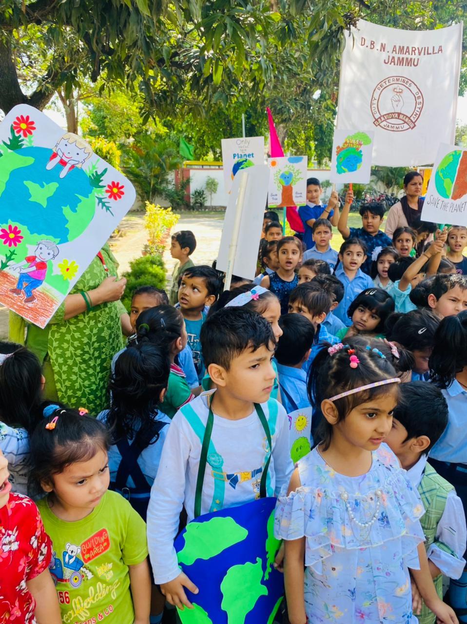 Rally on Earth Day by Kindergarten Students